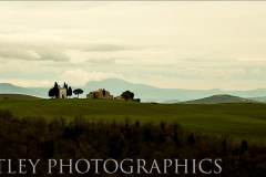 farm-and-chapel-near-tuscany